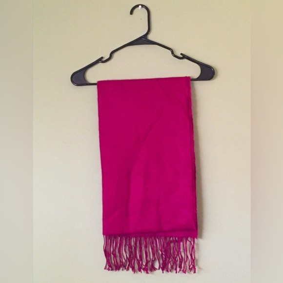 NWOT FRINGE-TRIM FUCHSIA OBLONG SCARF - Picture 2 of 4